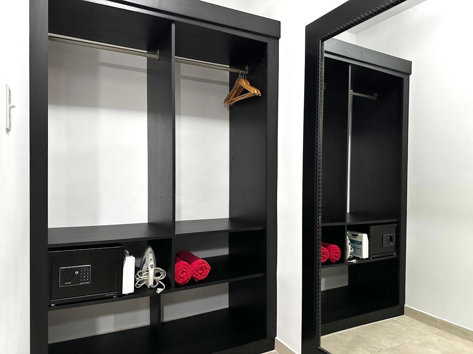 Ladybugs Apartments Παλμ Μπιτς Εξωτερικό φωτογραφία